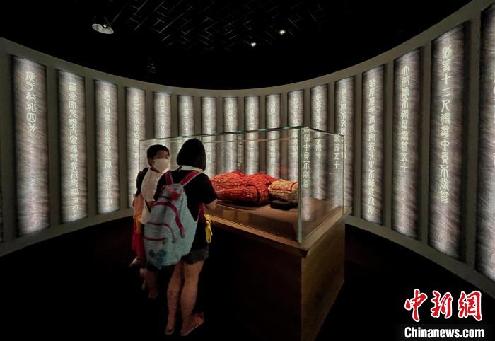 目前已发现的唯一的完整丝缕玉衣。　中国航海博物馆供图