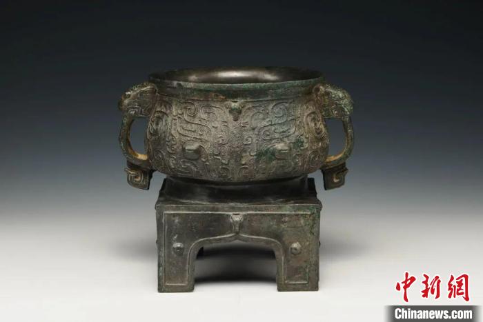 铜方座簋全貌。　山西省考古研究院 摄