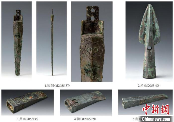 该墓葬出土的铜兵器、工具。　山西省考古研究院 摄