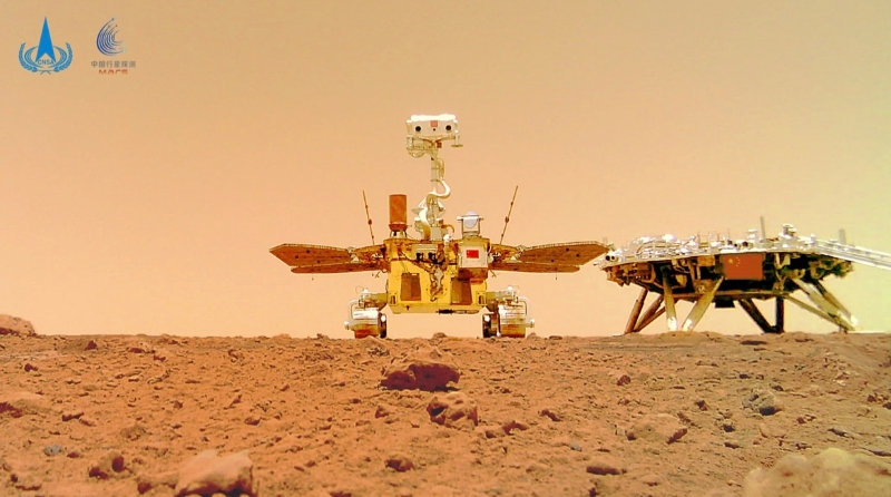 天问一号着陆火星首批科学影像图公布，由祝融号火星车拍摄的“着巡合影”图。（图源：国家航天局）