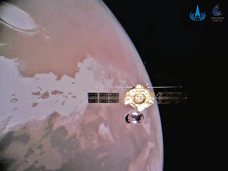 天问一号环绕器与火星合影（图源：国家航天局）