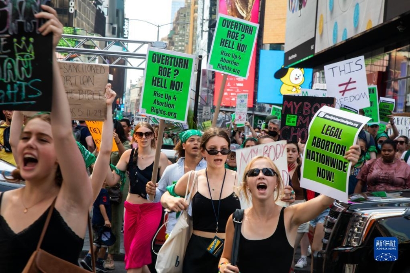 7月4日，堕胎权支持者在美国纽约举行示威游行。新华社发（郭克摄）