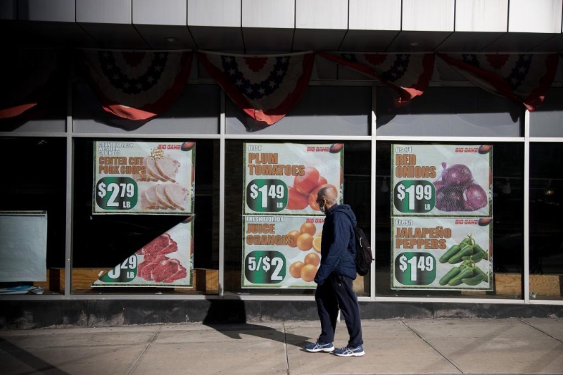 2月10日，一名男子从美国纽约一家超市的促销广告旁走过。（新华社发，郭克摄）