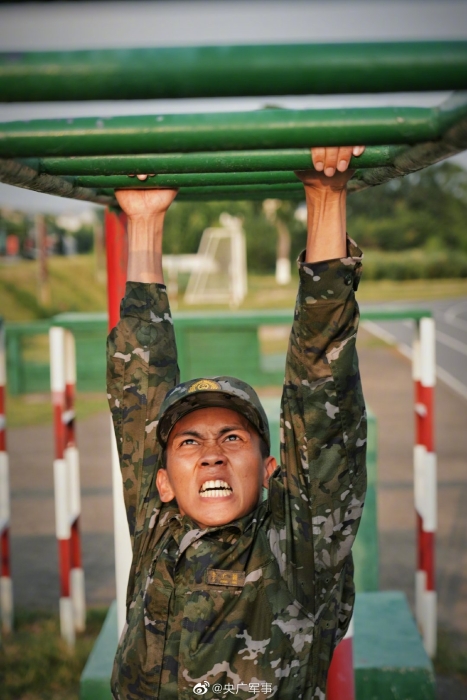 帅武警新兵穿21式夏作训服训练