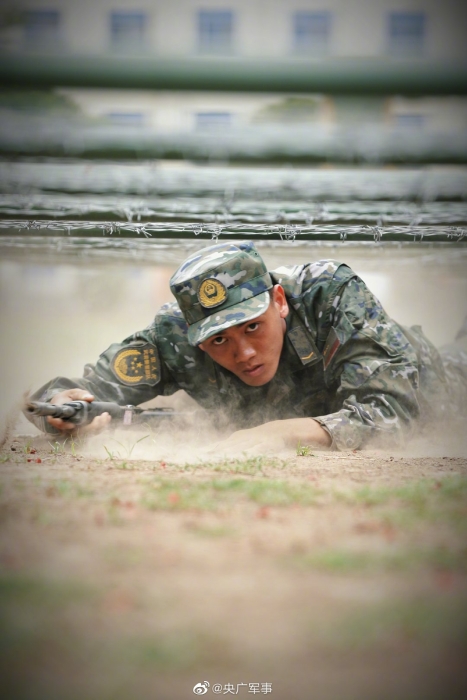 帅武警新兵穿21式夏作训服训练