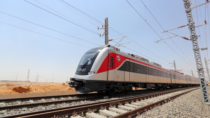 由中国企业承建的埃及斋月十日城轻轨铁路7月3日通车试运行，这是埃及第一条电气化铁路。（图源：新华社）
