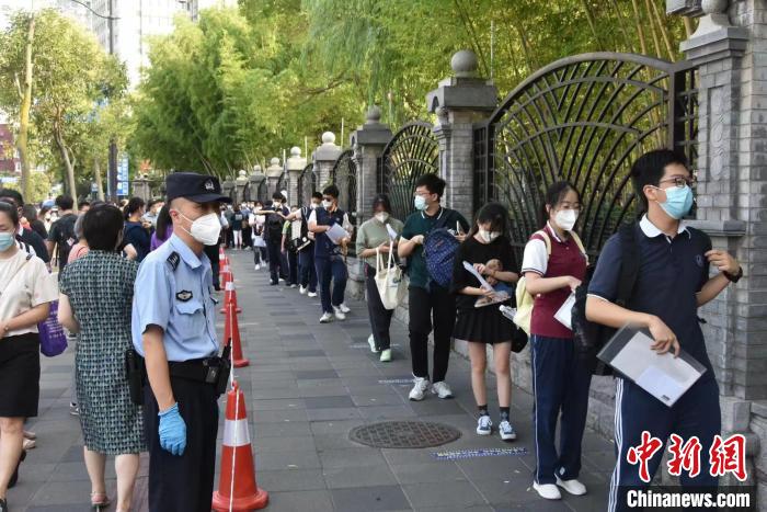 上海高考首日：应对各种突发状况警方“铁骑”护考小分队来了