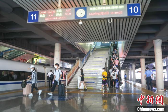 图为7月1日暑运首日的南昌西站。(资料图) 刘力鑫 摄