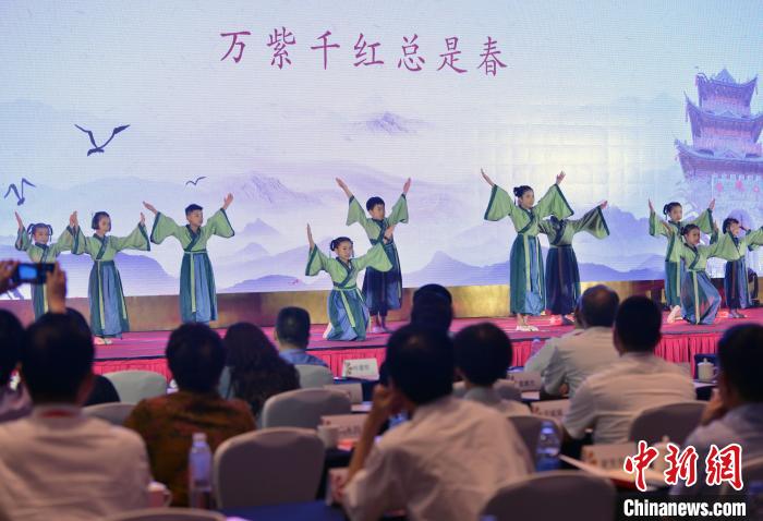 两岸姓氏代表自编自演了“根”文化小节目，生动展现中华姓氏文化的传承与魅力。　张斌 摄