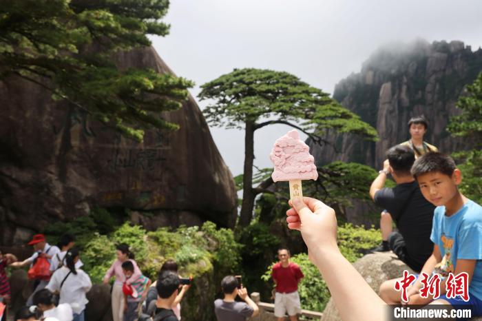 暑期旅游升温，安徽黄山游人如织。　成展鹏 摄