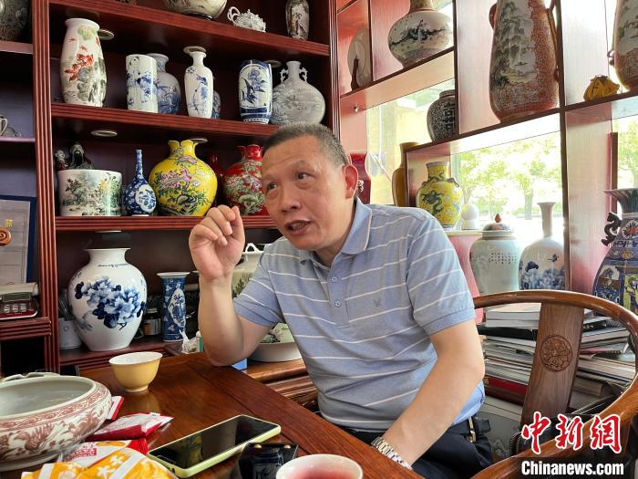 陶艺大师李贵镇的瓷绘人生：从自学成才到“授人以渔”