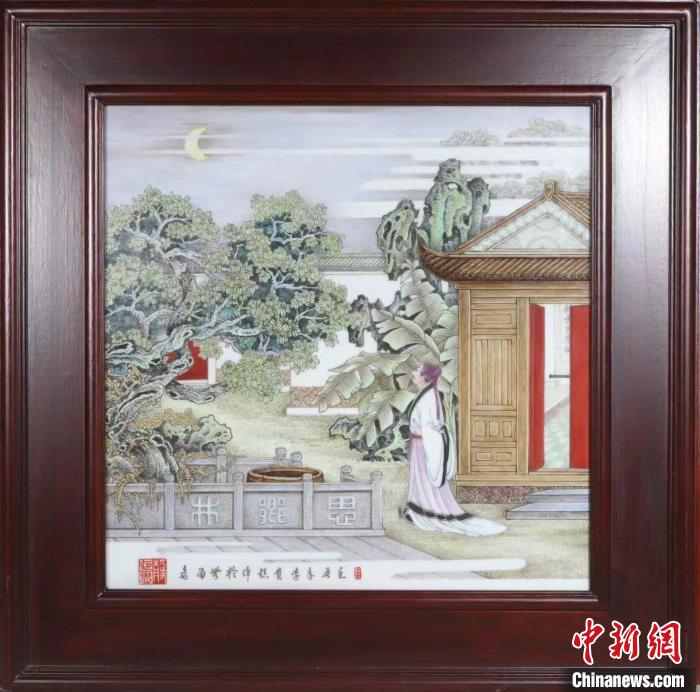 图为李贵镇创作的唐诗瓷板画《静夜思》。　受访者供图