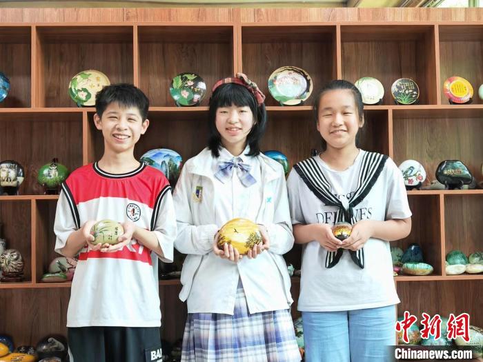 图为学生们展示石头画。　白云飞 摄