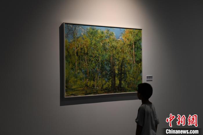 展出的精美画作吸引小朋友眼球。　周毅 摄