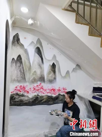重庆90后壁画师：刀为笔石为纸浮雕壁画开启新职业生涯