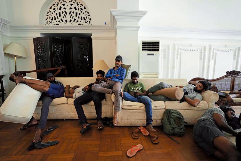 斯里兰卡示威者10日拒绝离开，躺在总理官邸的沙发上休息。（图源：美联社）