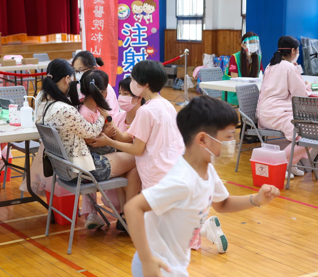 台湾地区流行疫情指挥中心12日提醒，目前4岁以下辉瑞BNT疫苗到货时间未定，建议家长尽早安排家中幼儿，优先接种莫德纳疫苗。（图源：台湾“中时新闻网”）