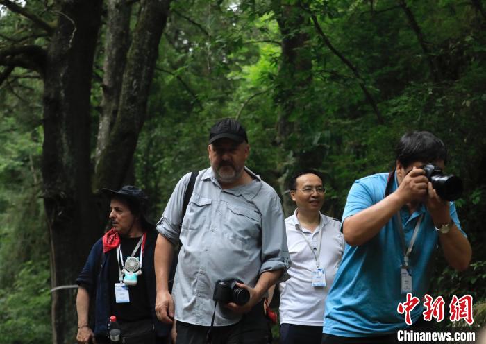 国际媒体人、知名摄影师走进松宁桥。　王磊 摄