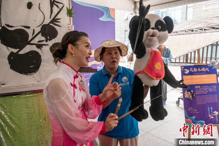 外籍师生体验学习木偶戏表演。　刘忠俊 摄