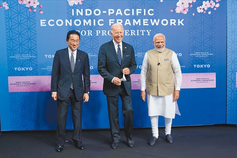 美国总统拜登（中）23日与日本首相岸田文雄（左）及印度总理莫迪一起宣布启动“印太经济架构”（IPEF）。图／美联社