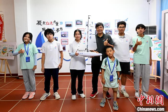 部分台湾青少年学员与教练合影。　张金川 摄