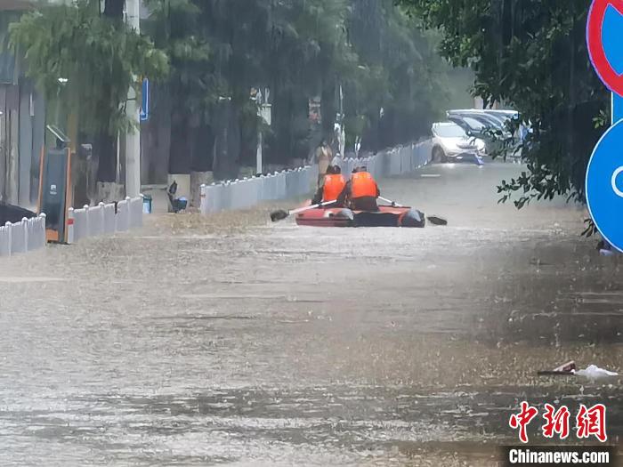 强降雨导致粤北韶关出现严重内涝，救援人员在搜救被困人员(资料图) 韶关市政府 供图