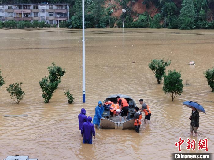 强降雨导致粤北韶关出现严重内涝，救援人员在转移被困人员(资料图) 韶关市政府 供图