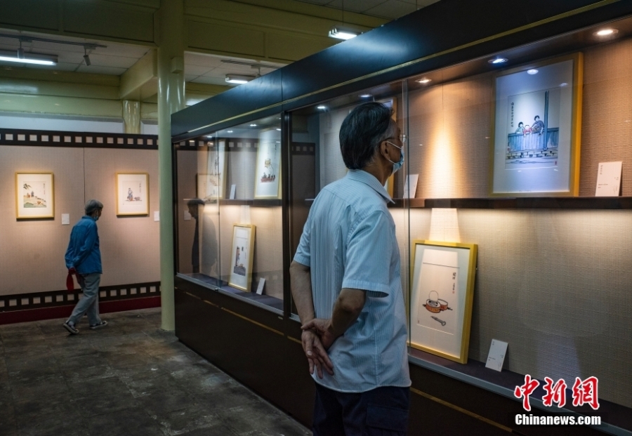 北京市民欣赏丰子恺祖孙三代艺术作品展览