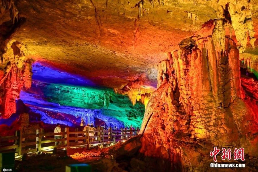 重庆：游客参观喀斯特溶洞 地下奇景五光十色