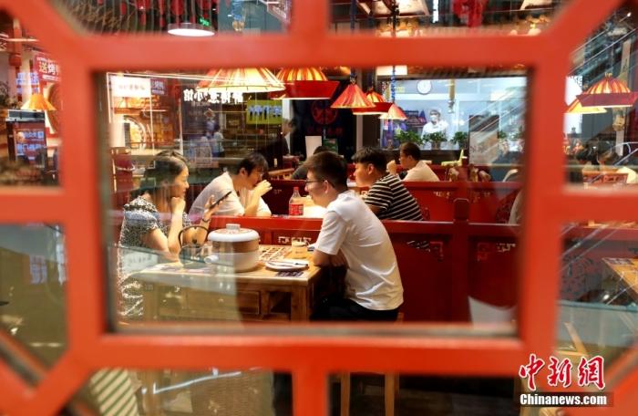 资料图：6月9日，市民在北京丰台区一餐厅内就餐。 <a target='_blank' href='/'>中新社</a>记者 张宇 摄