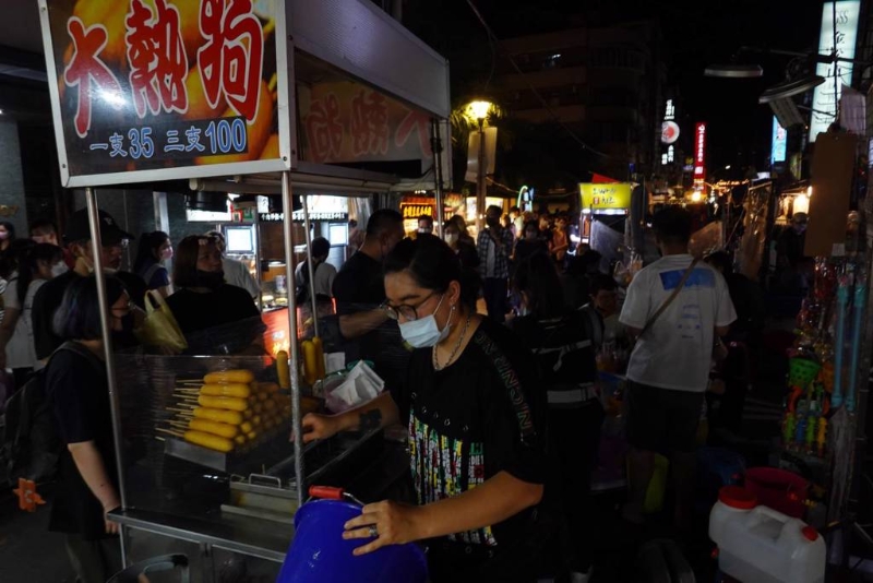 台北市饶河街夜市16日晚间发生停电，店家靠着微弱的灯光做生意，民众摸黑逛街。（图源：台湾“中时新闻网”）