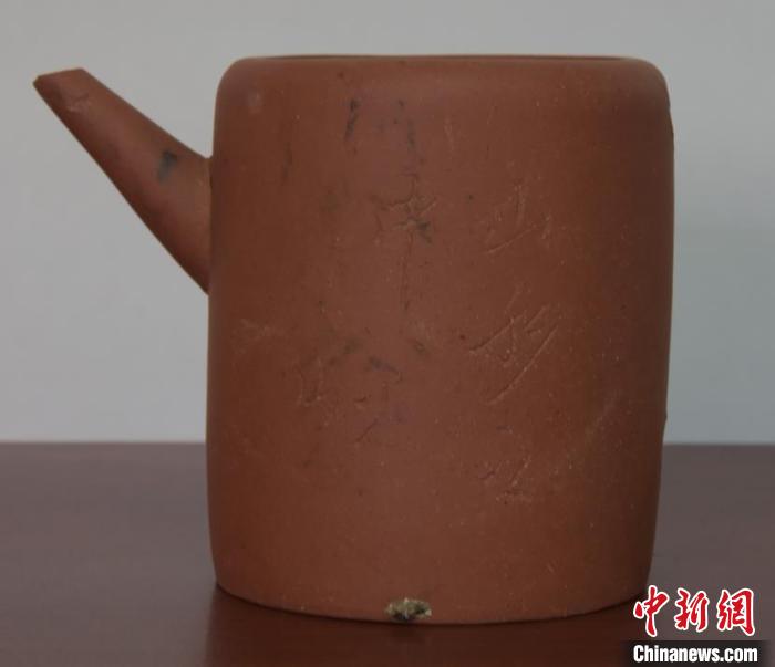 提取出的散落文物“友兰秘制”款紫砂壶 上海市文旅局供图