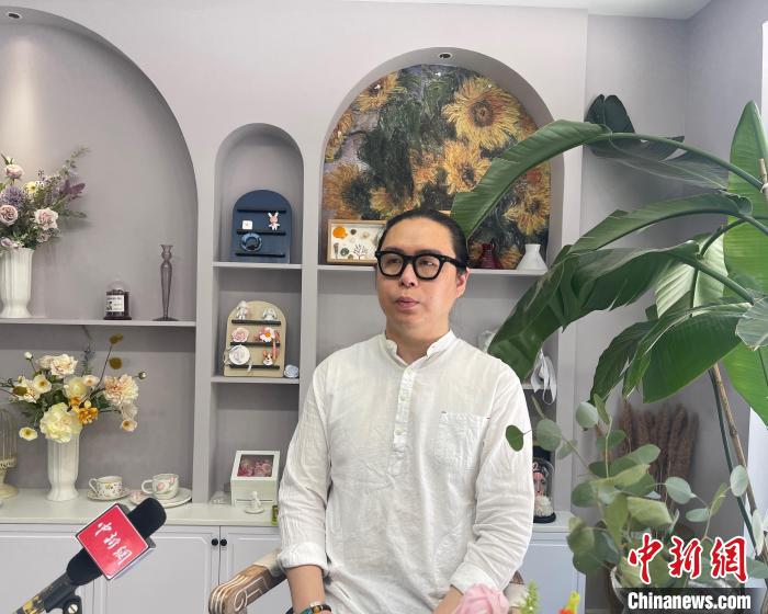 图为苏达峰在接受采访。　徐珊珊 摄