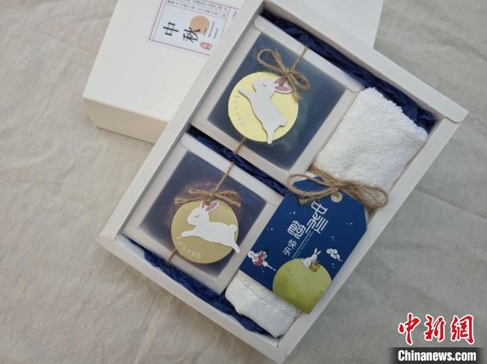 图为苏达峰设计的中秋礼盒。　受访者供图