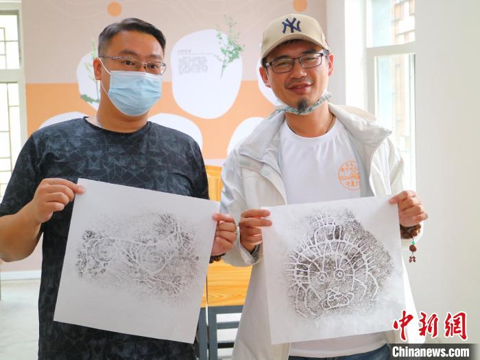 台湾青年体验制作岩画印记拓片