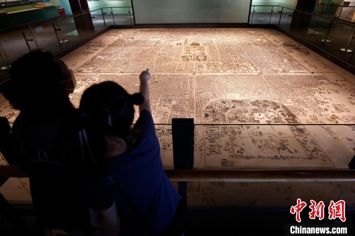 图为游客在位于先农坛的北京古代建筑博物馆内参观。　<a target='_blank' href='/'>中新社</a>记者 富田 摄