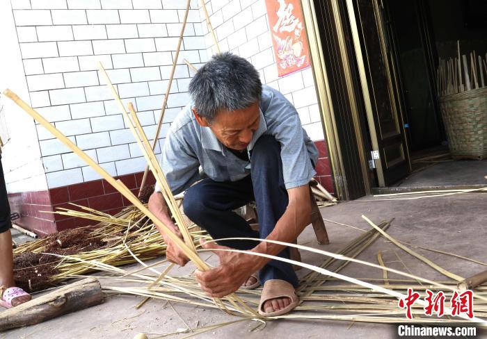 范明青在制作竹篾。　 胡晓霞 　摄