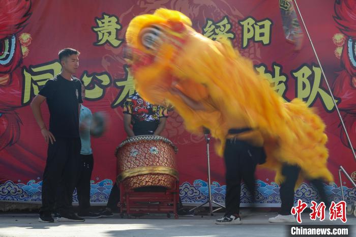 赖翊凡在指导成员万金宇(狮头)和万杰练习舞狮。　瞿宏伦 摄