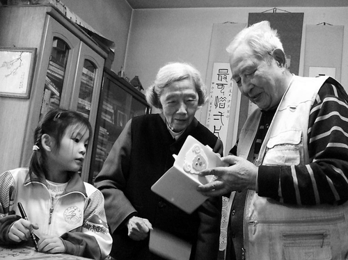 吴芸红、袁鹰夫妇与少年儿童在一起。
