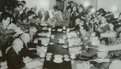 1984年,周南首次以中方代表团团长身份出席关于中英香港回归会谈的场景 1984年,周南首次以中方代表团团长身份出席关于中英香港回归会谈的场景