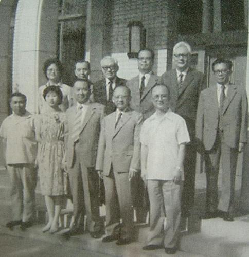 参加中英香港回归谈判的中国代表团部分成员在钓鱼台国宾馆留影(后排左四为周南) 参加中英香港回归谈判的中国代表团部分成员在钓鱼台国宾馆留影(后排左四为周南)