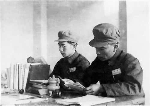 ?1949年6月,马龙章(左)在学习社会发展史。 ?1949年6月,马龙章(左)在学习社会发展史。