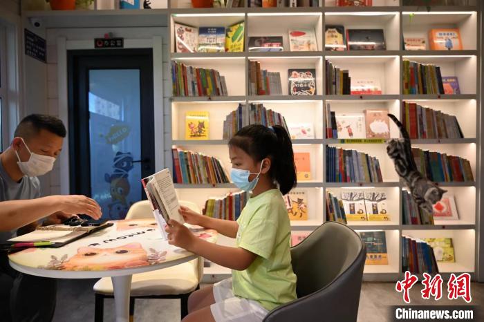 图为小读者在书店内专心阅读。　刘文华 摄