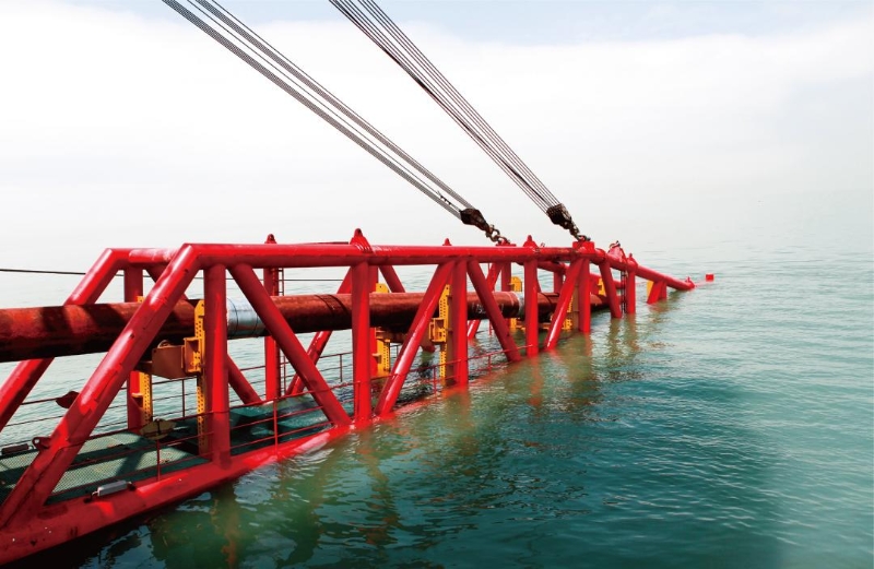 西气东输二线建成国内首条天然气长输海底管道。图为2012年3月，西气东输二线工程海底管道铺设施工现场。