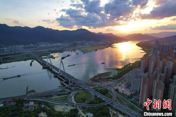 夕阳下美丽的闽江。　王东明 摄