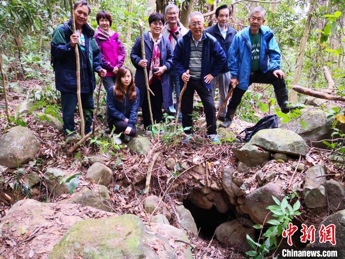 为编修《港九大队志》，刘蜀永教授工作团队及港九大队后人在西贡昂窝村考察港九大队军需处的岩洞仓库。　受访者供图