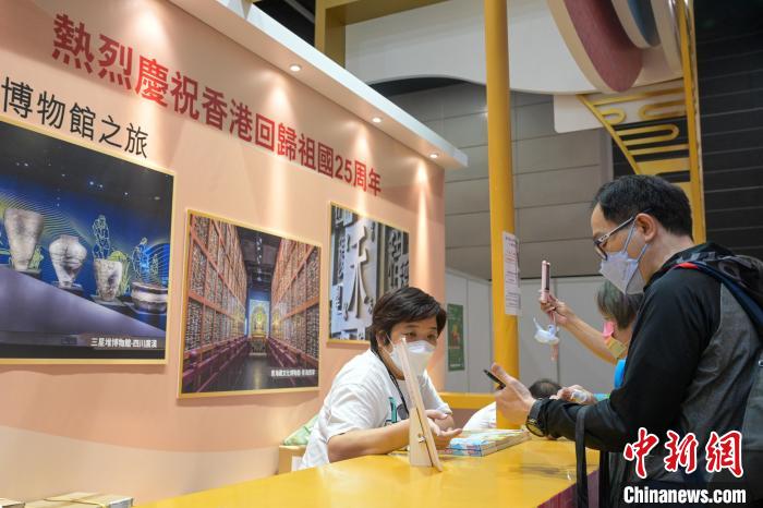 香港书展进入第二天故宫等历史文化受青睐