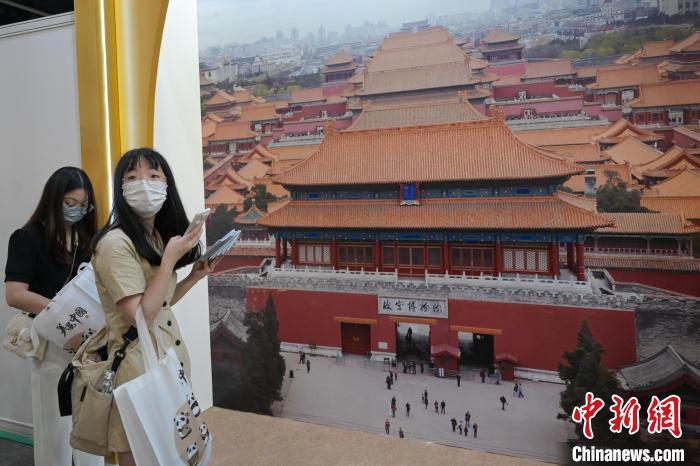 有展位设置北京故宫博物院的布景板供市民打卡。　陈永诺 摄
