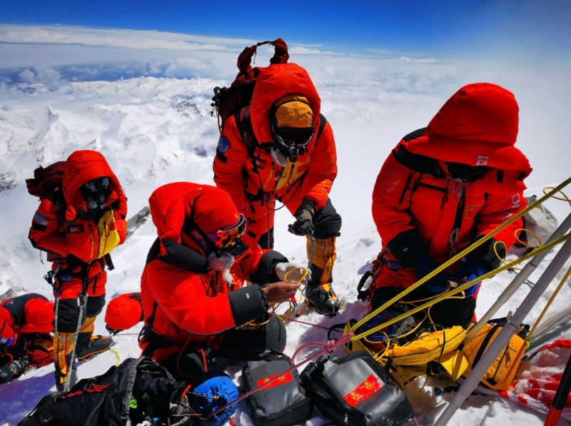 2020年5月27日，中国2020珠峰高程测量登山队队员登顶“地球之巅”珠穆朗玛峰，利用北斗系统为珠峰“量身高”。（图源：新华社）