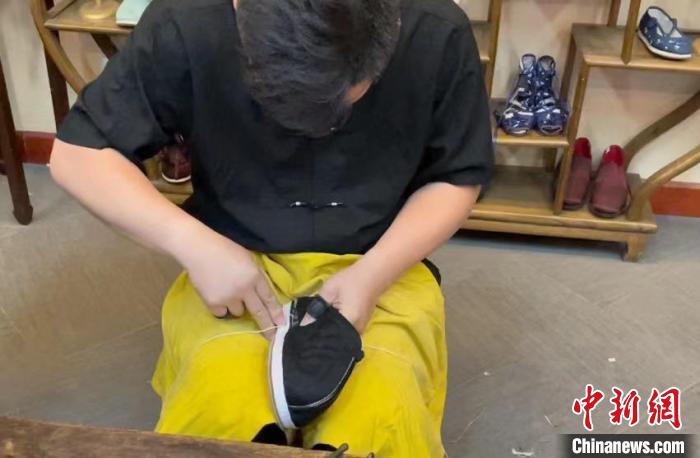 內聯升千層底布鞋製作技藝第五代傳承人任晨陽介紹製作技藝。　杜燕 攝